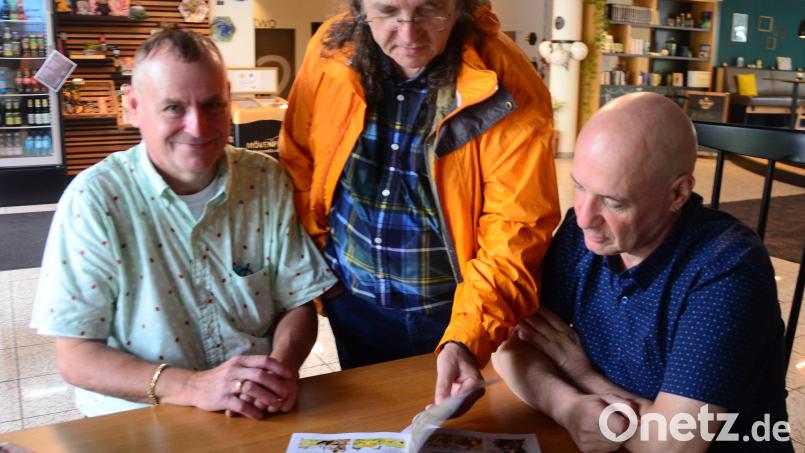 Bernd Götz (rechts) stellt die neue "Bessy"-Reihe vor, die von Sammler Thomas Muroni (Mitte) und dem Weidener Club-Vorsitzenden Uli Narr begutachtet wird. Bild: Kunz