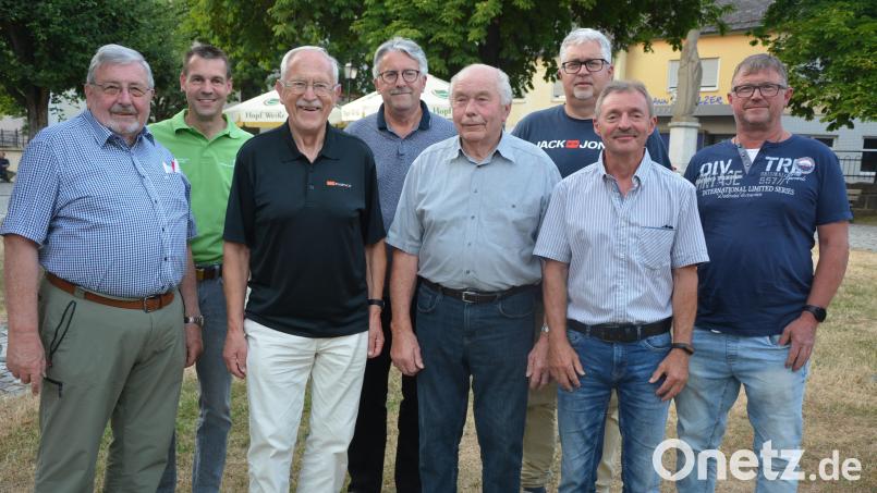 Jahrzehntelang treue Mitglieder der Siedlergemeinschaft Konnersreuth sind in der Jahreshauptversammlung geehrt worden: Kreisvorsitzender Otmar Zeitler (von links), Ortsvorsitzender Andreas Malzer, Konrad Braun, Reinhard Betzl, Otto Siller, Michael Hamann, Erich Walenta und Rudi Kowal. Bild: jr