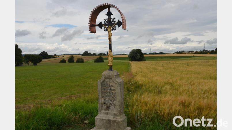 Für Passanten ist das Marterl der heiligen Dreifaltigkeit an der Straße zum Modellflugplatz ein Ort zum Innehalten. Besitzer Johann Sauer aus Altenstadt richtete es mit viel Mühe und Handarbeit wieder her. Bild: dob