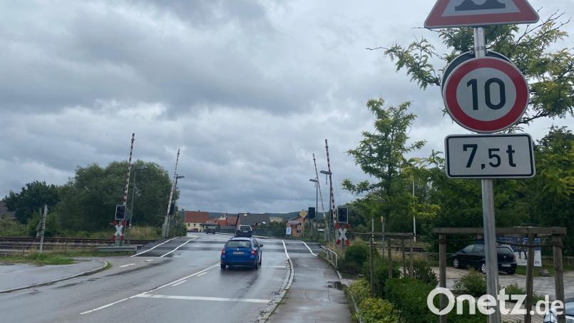 Aktuell gilt am Bahnübergang in Nabburg eine Geschwindigkeitsbeschränkung auf 10 Stundenkilometer für den Schwerlastverkehr. In Zukunft soll er generell ab 7,5 Tonnen gesperrt werden. Bild: Wilhelm Amann