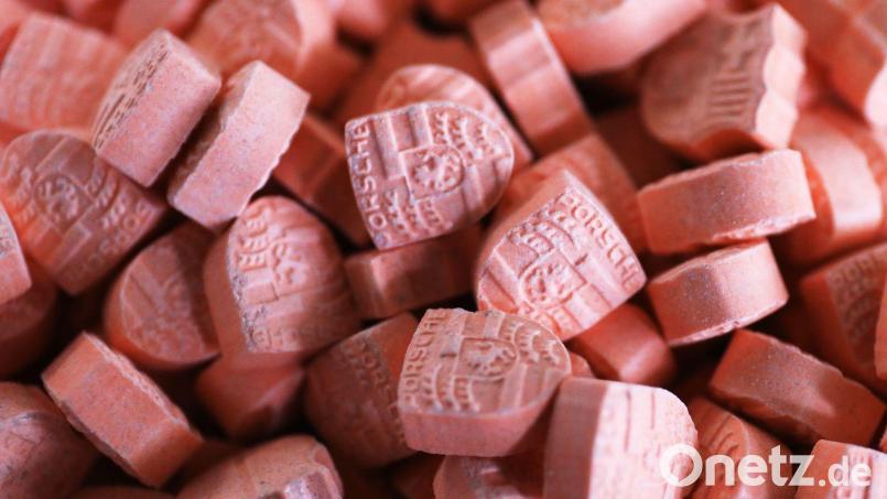 Sichergestellte Ecstasy-Tabletten liegen auf einem Tisch. Bild: Oliver Berg/dpa/Symbolbild