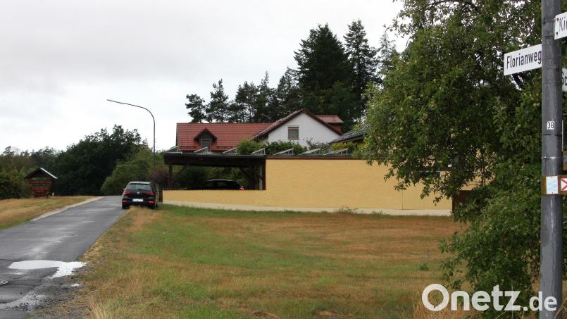 Ein neues Wohnhaus kann - so wie es sich die Bauherren wünschen - am Florianweg geplant werden. Einstimmig befürwortete der Marktrat von Falkenberg die dafür notwendige Änderung des Bebauungsplans. Bild: wro