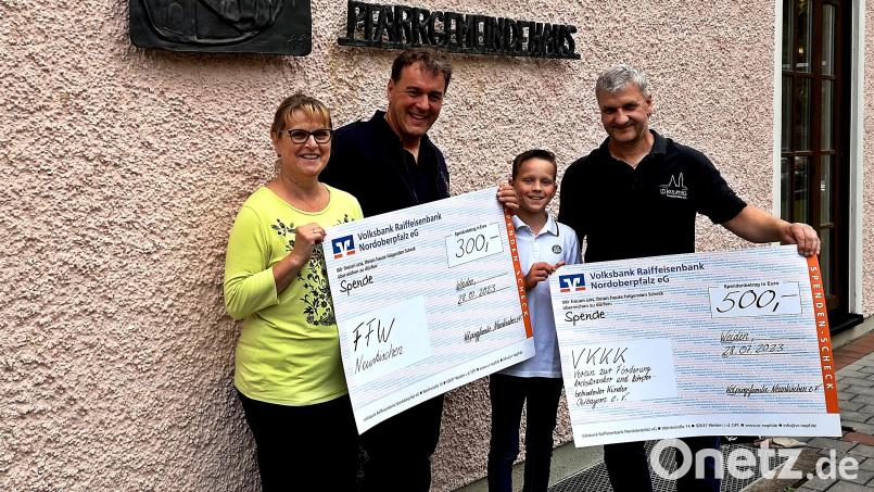 Sie freuen sich über die Spenden an zwei Vereine: von links, Petra Teichner von Kolping, Gerd Miederer, 1. Vorsitzender der FFW Neunkirchen, Tom Gierling und Kolping-Vorsitzender Roland Hoffmann. Bild: R. Kreuzer