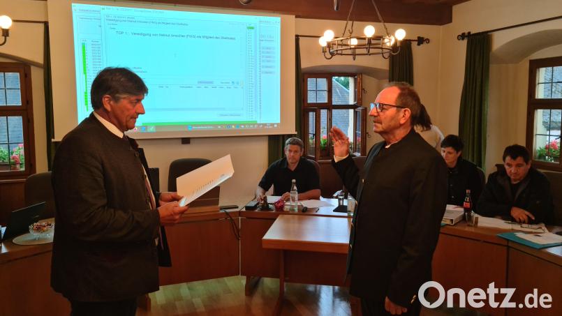 Bürgermeister Edgar Knobloch vereidigt Helmut Amschler (rechts) als Nachfolger von Gerhard Stümpfl im Stadtrat. Bild: sne