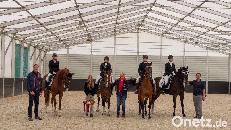 Bürgermeister Hans Prechtl (links) und Vorsitzender Stefan Bartl-Schöls (rechts) zeichnen die Erstplatzierten der A-Dressur aus. Bild: Maria Gradl/exb