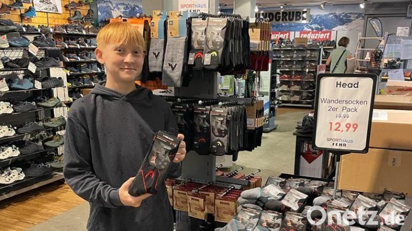 Schüler Leonhard Lobinger beim Arbeiten im Sporthaus Fehr Bild: Soderer/exb