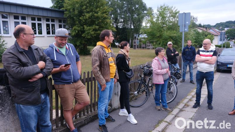 Klagen über untragbare Verhältnisse am unteren Häustbergweg bei der Schule, vor allem durch Eltern-Taxis, brachten Anwohner im Gespräch mit Vertretern der CSU-Fraktion vor. Bild: usc