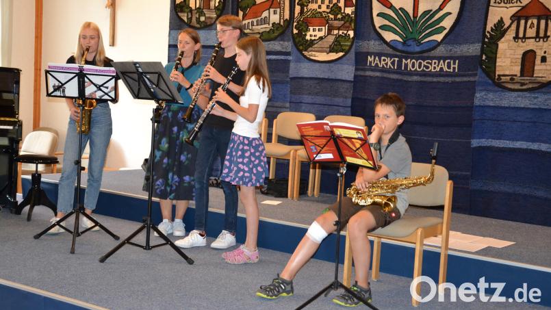 Vier Musikschüler lassen an Saxophon und Klarinetten das weltbekannte Lied „What a wonderful world“ von Louis Armstrong erklingen. Das Publikum singt und summt mit. Bild: gi