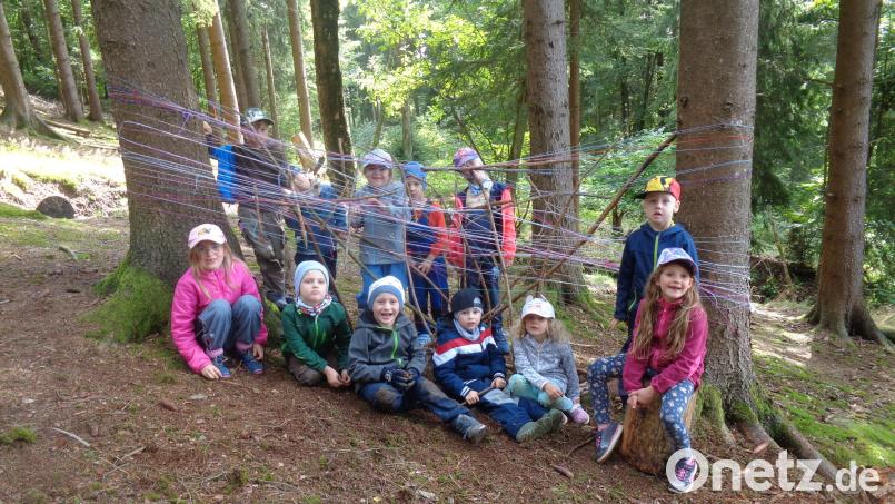 Das Ferienprogramm des Kinderhauses Steinwaldzwerge führte zum „Waldsofa“. Bild: Kinderhaus Steinwaldzwerge/exb