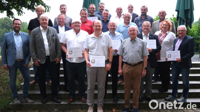 Die Spengler-, Sanitär- und Heizungstechnik-Innung Schwandorf ehrte langjährige Mitglieder, allen voran Fritz und Rainer Buchfink (erste Reihe, vorne). Bild: Hirsch/exb