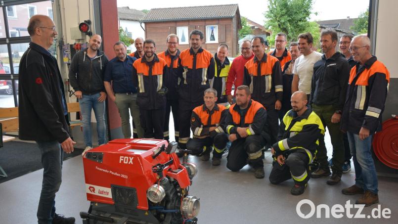 Am Dienstagabend erhielt die Feuerwehr Pleußen die neue Tragkraftspritze ausgeliefert. Stefan Ludwig (links) gab den Maschinisten und Gruppenführern eine erste umfassende Einweisung in das neue Gerät. Mit im Bild Kommandant Wolfgang Haberkorn (Siebter von rechts), links neben ihm Vorsitzender Markus Fischer. Bild: jr