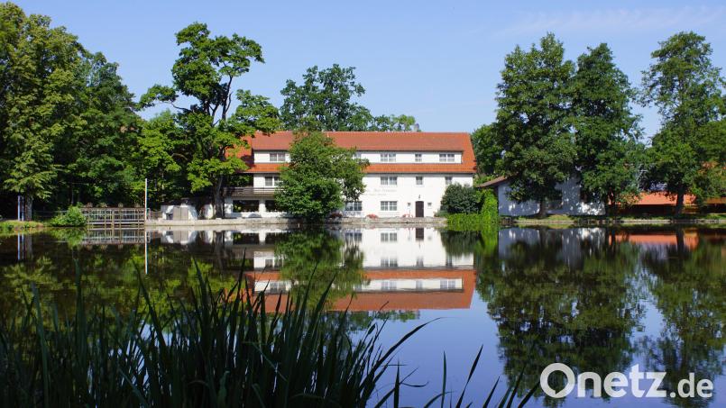 Hier spiegelt sich das seit längerem geschlossene Hotel &quot;Drei Seerosen&quot; im Wasser des Hahnenweihers. Die Aussichten in der Gastronomie sind alles andere als so idyllisch, in Schönsee gibt es kaum noch warme Mahlzeiten für Gäste. Bild: mmj