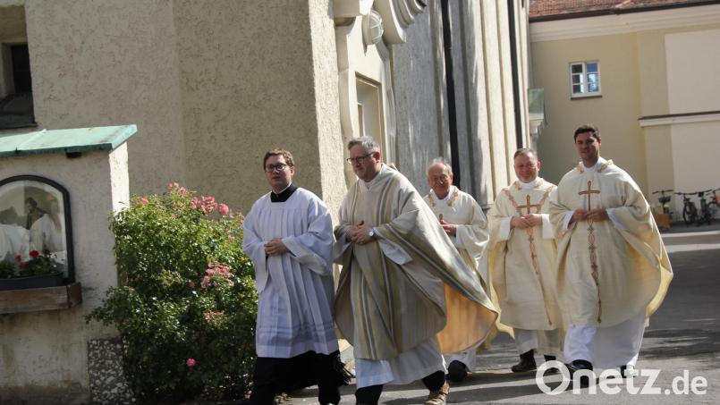 Zum gemeinsamen Gottesdienst der Jubelpfarreien Hl. Dreifaltigkeit und St. Georg zogen Praktikant und angehender Diakon Matthias Merkl und Pater Stefan (vorne, von links) sowie Pfarrer Ludwig Gradl von Hl. Dreifaltigkeit, Pfarrer Markus Brunner von St. Georg und Kaplan Matthias Strätz von Hl. Dreifaltigkeit (hinten, von links) in die Dreifaltigkeitskirche ein. Bild: ads