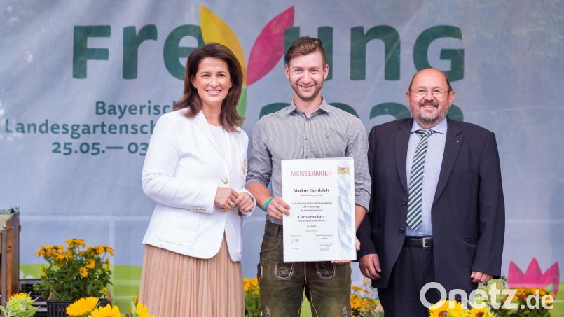 Ministerin Michaela Kaniber überreicht Markus Ebenhöch den Meisterbrief. Gerhard Zäh, Präsident des Verbandes Garten-, Landschafts- und Sportplatzbau Bayern, gratulierte. Bild: Hauke Seyfarth/StMELF/exb