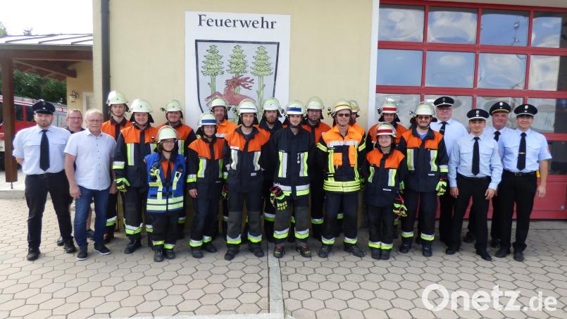 Zwei Gruppen der Feuerwehr Konnersreuth absolvierten mit Erfolg die Prüfung zur Technischen Hilfeleistung. Im Bild die Feuerwehrdienstleitenden mit (von links) den Ausbildern Philipp Schwan und Klaus Richtmann, Bürgermeister Max Bindl sowie (von rechts) den Schiedsrichtern Philipp Schwan, Wolfgang Wedlich, Christian Sirtl und Wolfgang Bauer. Bild: jr