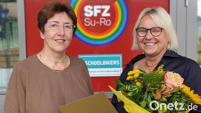 Schulleiterin Gisela Lehnerer (links) verabschiedet die Lehrerin Margitta Übelacker mit Blumen und einer Urkunde. Bild: Matthias Lunz/exb