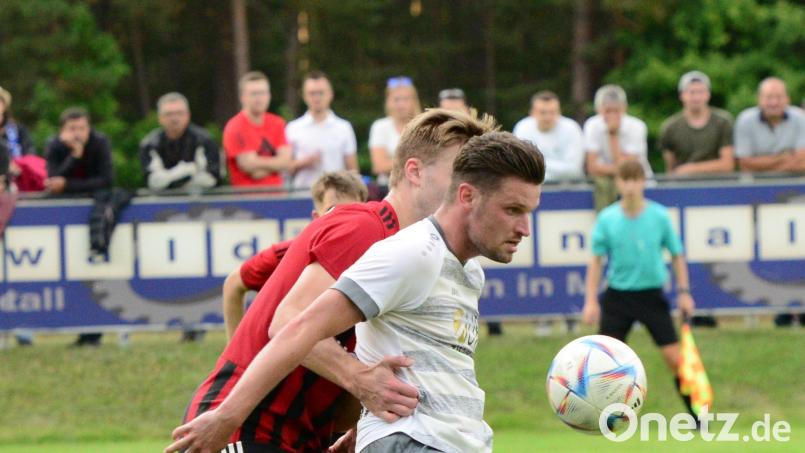 Die SpVgg SV Weiden (rechts Josef Rodler im Derby beim SC Luhe-Wildenau) trifft in der zweiten Hauptrunde des Toto-Pokals auf die SpVgg Bayreuth. Archivbild: mhs