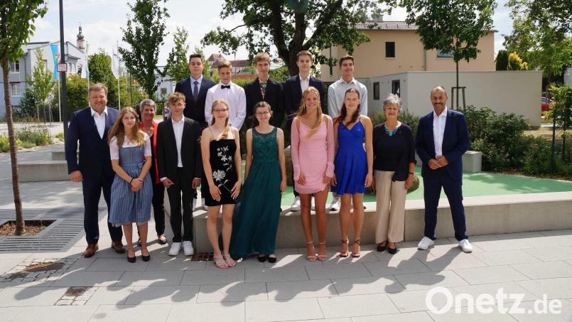 Ehrengäste und Schulbeste(vordere Reihe, von links): Stellvertretender Landrat Stefan Braun, Laura Spieß, Zweite Realschulkonrektorin Steffi Langenholt, Louis Graf, Maria Koch, Laura Purrer, Svenja Langer, Melina Ehrensberger, Dritte Bürgermeisterin Hildegard Geismann, Schulleiter Martin Zimmermann sowie (hintere Reihe, von links) Christoph Trettenbach, Lukas Liermann, David Zintl, Tommi Süß und Raphael Söhnlein. Bild: Walter-Höllerer-Realschule/exb