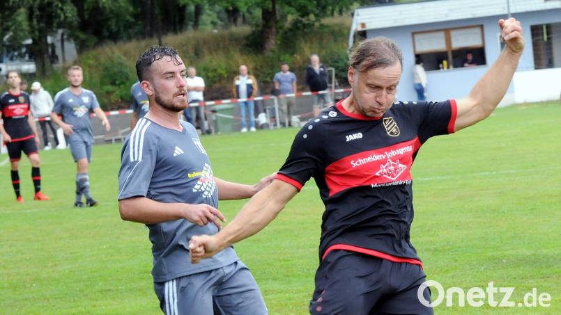 Der ASV Waldsassen, im Bild Spielertrainer Marian Vaclavik (rechts) beim 6:0-Sieg gegen den TSV Konnersreuth (links Andreas Stock), tritt am Sonntag bei Spitzenreiter FC Tirschenreuth an. Archivbild: hho