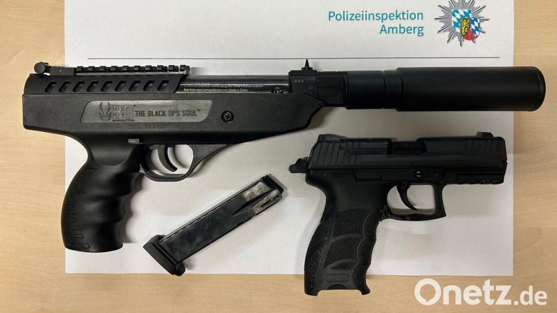 Mit diesen Schusswaffen waren zwei Männer am Donnerstagabend von der Eglseer Straße in Richtung Altstadt in Amberg unterwegs. Ein Großaufgebot an Polizeibeamten sorgte für eine umgehende Festnahme der zwei Verdächtigen. Bild: Polizeiinspektion Amberg