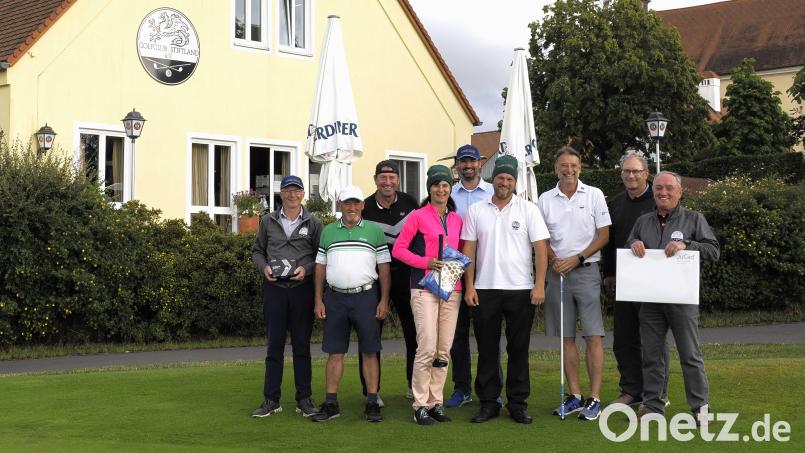 Die erfolgreichsten Teilnehmer des Turniers anlässlich der Oberpfalz-Woche, von links Wolfgang Beer, Franz Mätz, Klaus Oltscher, Karin Janda, Dennis Herzog, Peter Reisnecker, Wilhelm Fumy, Udo Kass, Herbert Bäuml. Bild: Golfclub Stiftland/exb