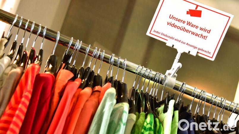 Drei Jacken im Wert von 285 Euro wollten Jugendliche in Amberg stehlen – wurden dabei jedoch beobachtet. Symbolbild: Martin Schutt/dpa-Zentralbild/dpa