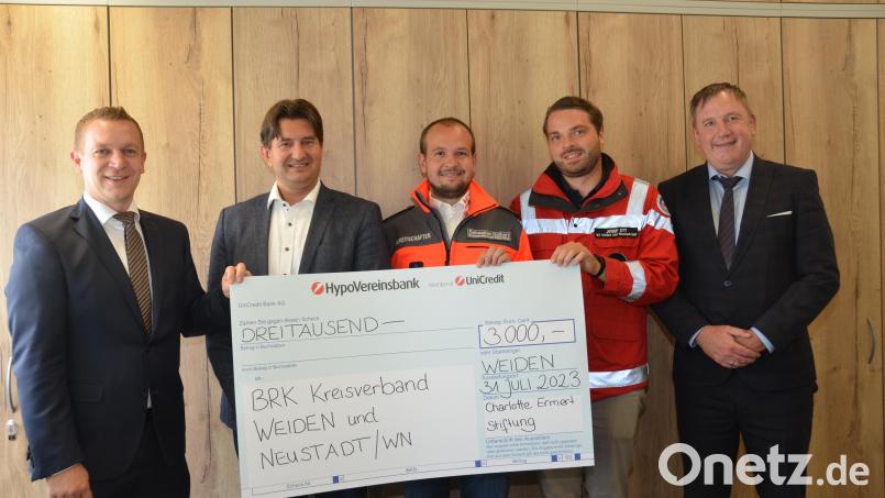 BRK-Kreisgeschäftsführer Sandro Galitzdörfer, stellvertretender Kreisbereitschaftsleiter Sebastian Seibert, sowie stellvertretender Kreisgeschäftsführer Josef Ott (von links ) freuen sich über die 3000-Euro-Spende, die Christian Wolf (links) und Tobias Wolf (rechts) in Vertretung der Charlotte-Ermert-Stiftung überreichen. Bild: dob