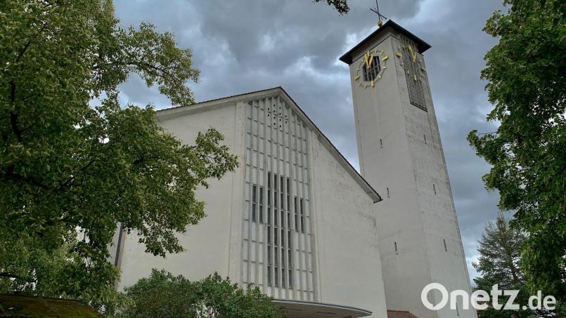 Sanieren? Entweihen? Verkaufen? Abreißen? Für die Pfarrkirche St. Elisabeth am Weidener Rehbühl gibt es etliche Ideen. Passiert ist mit dem Gebäude aus den 50er-Jahren aber: noch nichts. Bild: Gabi Schönberger