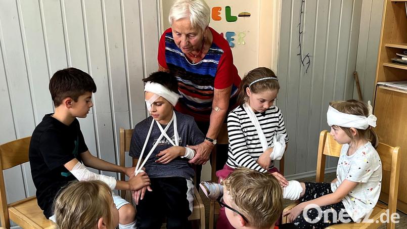 Bei der AWO-Ferienbetreuung lernen die Kinder das richtige Verhalten in Notfällen. Bild: R. Kreuzer