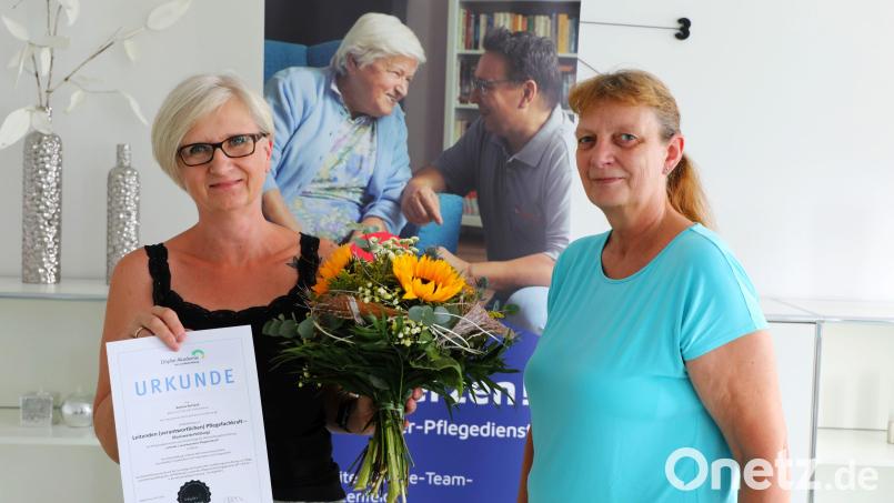 Die Sachgebietsleiterin für Pflege der Johanniter in Ostbayern, Regina Kellerer (rechts) begrüßt die neue Pflegedienstleiterin Bettina Ruhland (links). Bild: Tamara Deml/exb
