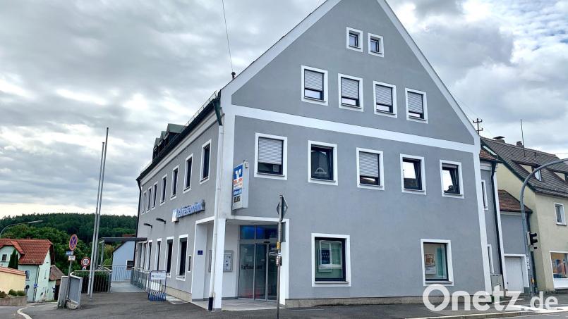 Neustadt/WN ist einer von drei Standorten, in denen die Raiffeisenbank Neustadt-Vohenstrauß und die Volksbank Raiffeisenbank Nordoberpfalz jeweils eine Filiale haben. Anders als in den beiden anderen Gemeinden bleiben hier allerdings die Geschäftsstelle am Raiffeisenplatz... Bild: Gabi Schönberger