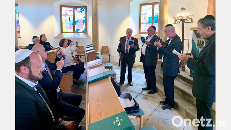 Fred Lehner singt mit den Pfarrern Alfons Forster, Wilfried Römischer und Max Früchtl (stehend, von links) in der Flosser Synagoge &quot;Shalom Aleichem&quot;. Regierungspräsident Walter Jonas (sitzend, Zweiter von links) hält die Szene auf einem Foto fest. Bild: Gabi Schönberger