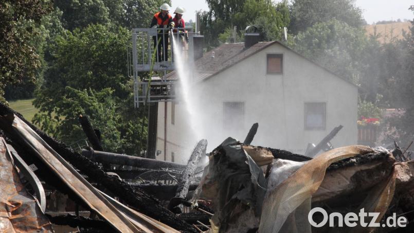 Am Tag nach dem Brand des Vierseithofes in Lauterbach bei Mähring wird das Ausmaß des Feuers sichtbar. Die Feuerwehr Griesbach löschte am Sonntagvormittag noch Glustnester. Bild: kro