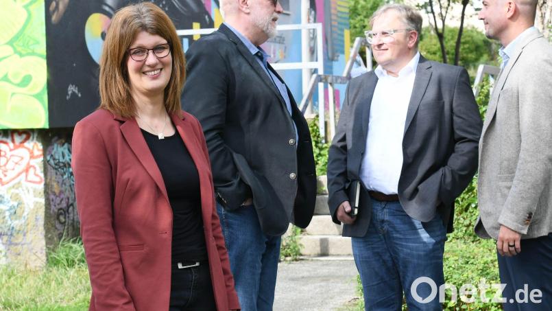 Die Entscheidung ist gefallen: Julia Zimmermann wird Nachfolgerin von Ewald Zenger (hinten, links) beim Stadtjugendring und als Stadtjugendpflegerin. Eine Ideallösung, meinen auch SJR-Chef Florian Vogel (rechts) und Sozialdezernent Wolfgang Hohlmeier. Bild: Gabi Schönberger