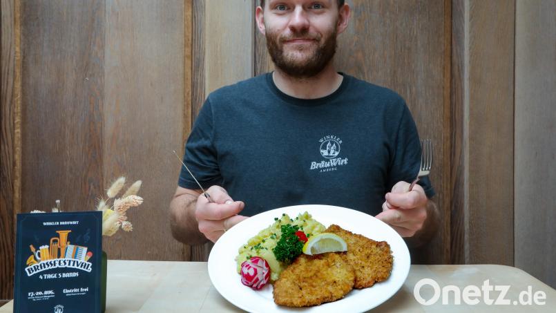 Wie viel das Schnitzel im &quot;Winkler Bräuwirt&quot; in Amberg ab nächstem Jahr kosten wird, kann Inhaber Dominik Schuller nicht einschätzen. Bild: Wolfgang Steinbacher