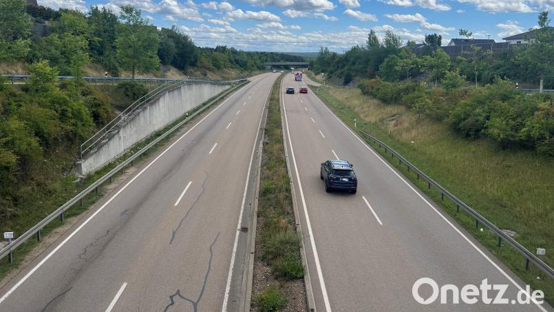 Im zweispurigen Bereich der B85 bei Wackersdorf stehen umfangreiche Erneuerungsmaßnahmen an. Bild: Tietz
