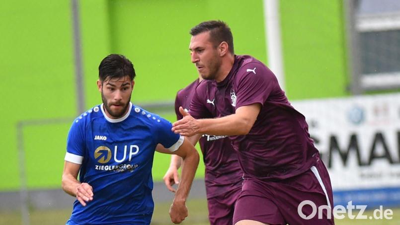 Paul Weidhas (links, Szene aus der Partie gegen den SV Schwandorf-Ettmannsdorf) hat sich im Derby gegen den SC Luhe-Wildenau schwer am Knie verletzt. Bild: A. Schwarzmeier