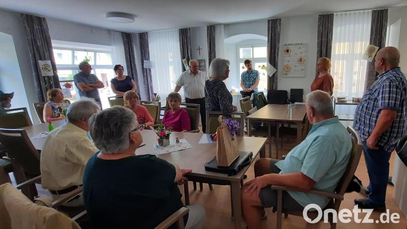 Die Seniorenbeauftragten und die Quartiersmanager/-innen der Städte, Märkte und Gemeinden während des Ausführungen von Frau Heidi Ohnemüller in der Tagespflegeeinrichtung in Erbendorf. Bild: Anja Dubrowski/Landratsamt Tirschenreuth/exb