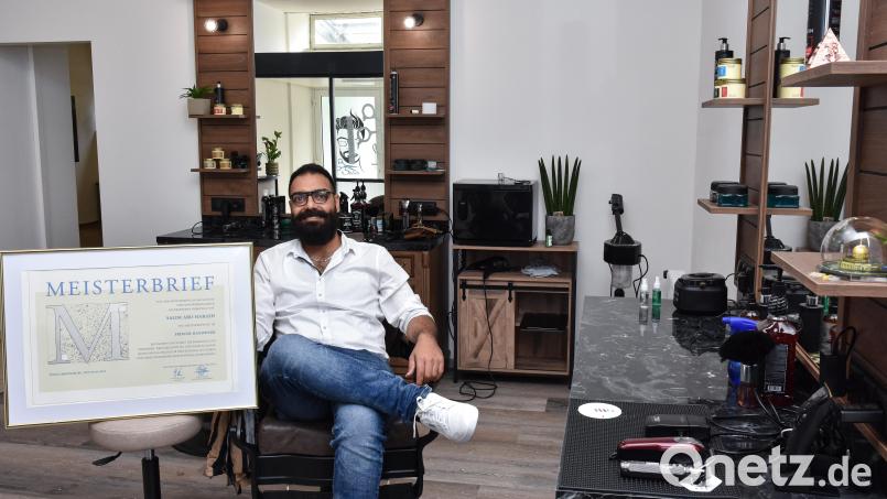 Stolz präsentiert Salim Abo Harash nicht nur seinen Meisterbrief im Friseurhandwerk, den er nach bestandener Prüfung von der Handwerkskammer Niederbayern-Oberpfalz im April 2022 erhalten hat, sondern auch seinen eigenen Laden mit Barber-Shop-Bereich (für Bärte) am Rotkreuzplatz 1. Bild: Stephan Huber