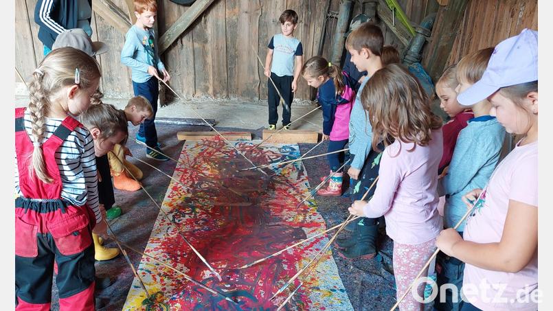 Ein Riesenspaß für die Kinder in der Kunstwerkstatt in Kalmreuth. Bild: Christina Kaube/exb