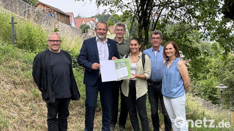 Bürgermeister Frank Zeitler (Zweiter von links) freut sich zusammen mit dem ehrenamtlichen Baumberater der Stadt Nabburg, Wolfgang Engel (links) über den Scheck, der von Blühpaktberaterin Isabella Hollweck überreicht wird. Bild: Marko Pammer/exb