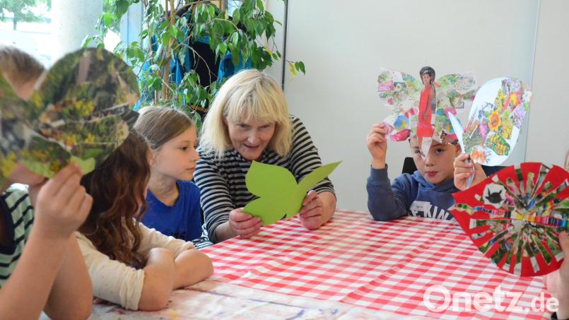 Maria Weber bastelt mit den Kindern Schmetterlinge. Bild: Kunz