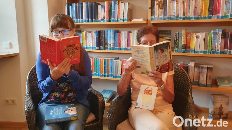 Deborah Bregler und Christine Schubert (von links) von der Kemnather Stadtbücherei sind ganz vertieft in ihre Bücher. „Miss Bensons Reise“ und „Die Bibliothek der Hoffnung“ gehören mit zu ihren Leseempfehlungen für den Sommerurlaub. Bild: luk