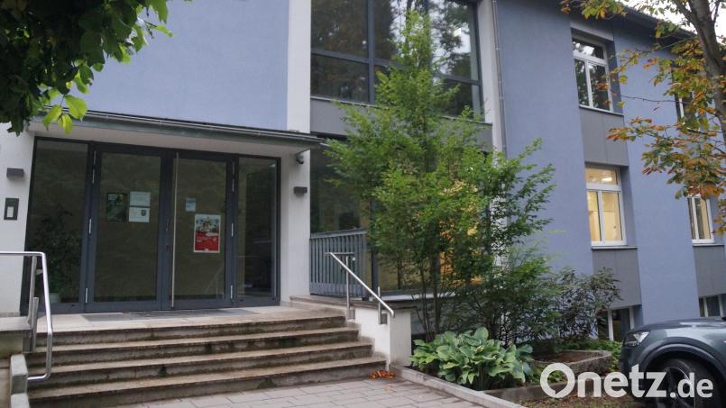 Hohe Preise im Energiebereich, besonders die Kosten für Pellets und Strom, lassen die Unterhaltskosten für gemeindliche Immobilien in die Höhe schnellen. So müssen 3000 Euro mehr in 2023 für das &quot;Haus der Vereine&quot; aufgewendet werden als ein Jahr zuvor. Bild: wel