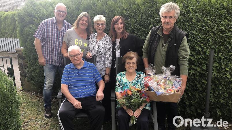 Hannelore und Siegfried Höfer feierten 60. Hochzeitstag. Ihnen gratulierten (hinten von links) Reimund Höfer, Katja Höfer-Nickl, Sylvia Spörrer, Karina Höfer und Bürgermeister Wolfgang Braun. Bild: wro