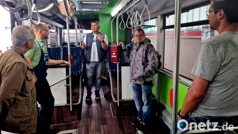 Die Besucher können auch einen Blick in die neuen E-Busse werfen. Bild: R. Kreuzer