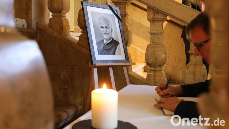 Bis Freitag, 11. August, können sich im Foyer des Amberger Rathauses alle, die dies tun möchten, ins Kondolenzbuch für den verstorbenen Alt-Oberbürgermeister Wolfgang Dandorfer eintragen.. Bild: Wolfgang Steinbacher