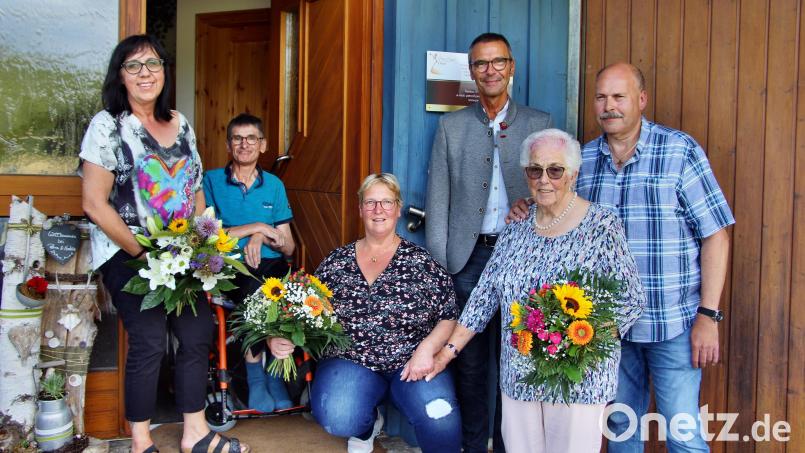Neukirchen als zweites Zuhause: (von links) die Gastgeber Petra Peuker und Markus Träumer, Claudia Sindorf, Bürgermeister Peter Achatzi, Ursula Koch und Dirk Sindorf. Bild: ds