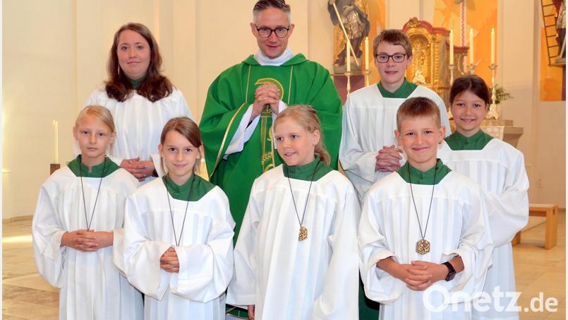 Die Neulinge Klara Puff, Emma Stahl, Emma Bächer und Lukas Woppmann (vorne, von links) freuen sich zusammen mit Mariela Grötsch, Korbinian Grötsch und Lucia Kretschmer (hinten) über die Aufnahme. Bild: Siegfried Zeug/exb