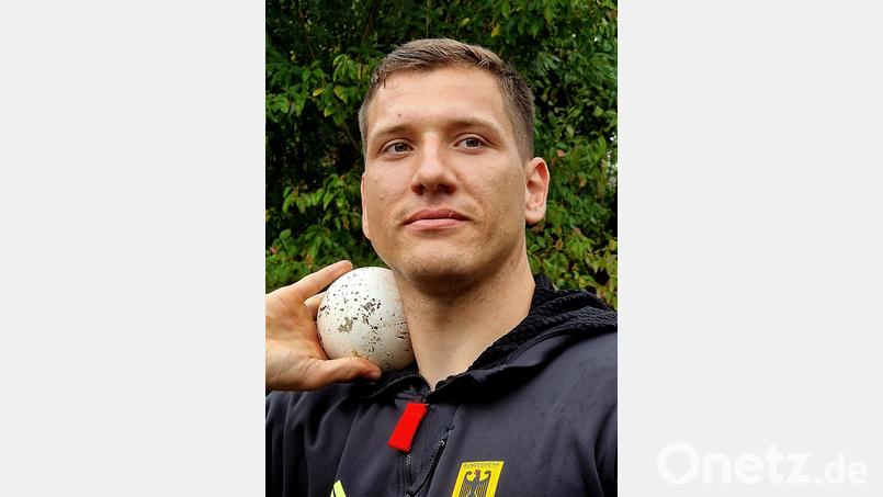Erec Bruckert zeigt beim Sport-Familientag in Weiden das Kugelstoßen. Bild: R. Kreuzer